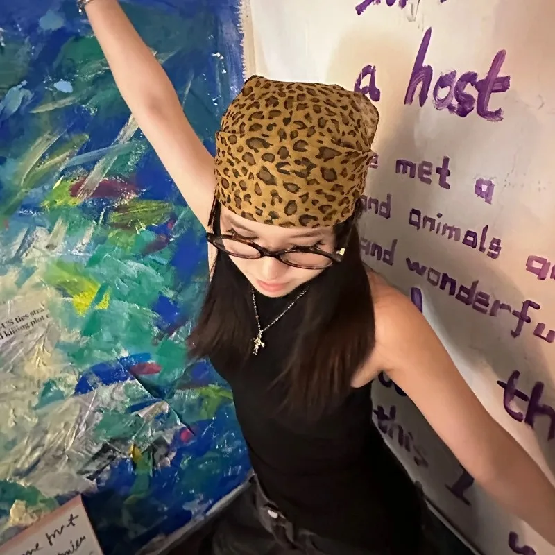 

Квадратный шарф с леопардовым принтом в стиле ретро для женщин, атласные шарфы с тонкими краями, повязка на голову, модная женская шаль для волос Y2K, женский шейный платок