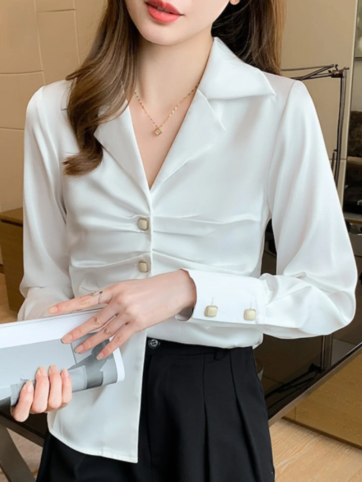 Camisa Blanca con Textura Satinada de Acetato, Estilo Chic de Oficina, Look Elegante para Mujer, Diseño Único, Top de Moda para Otoño