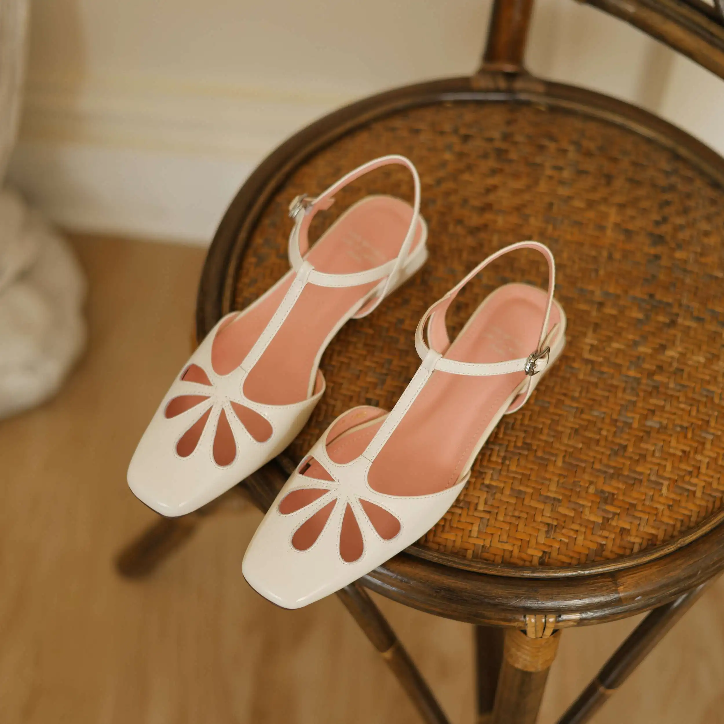 Krazing Pot Cow Leather punta quadrata scava fuori tacchi bassi fibbia cinghie Slingback Gladiator Ins roma ventilare sandali dolci donne
