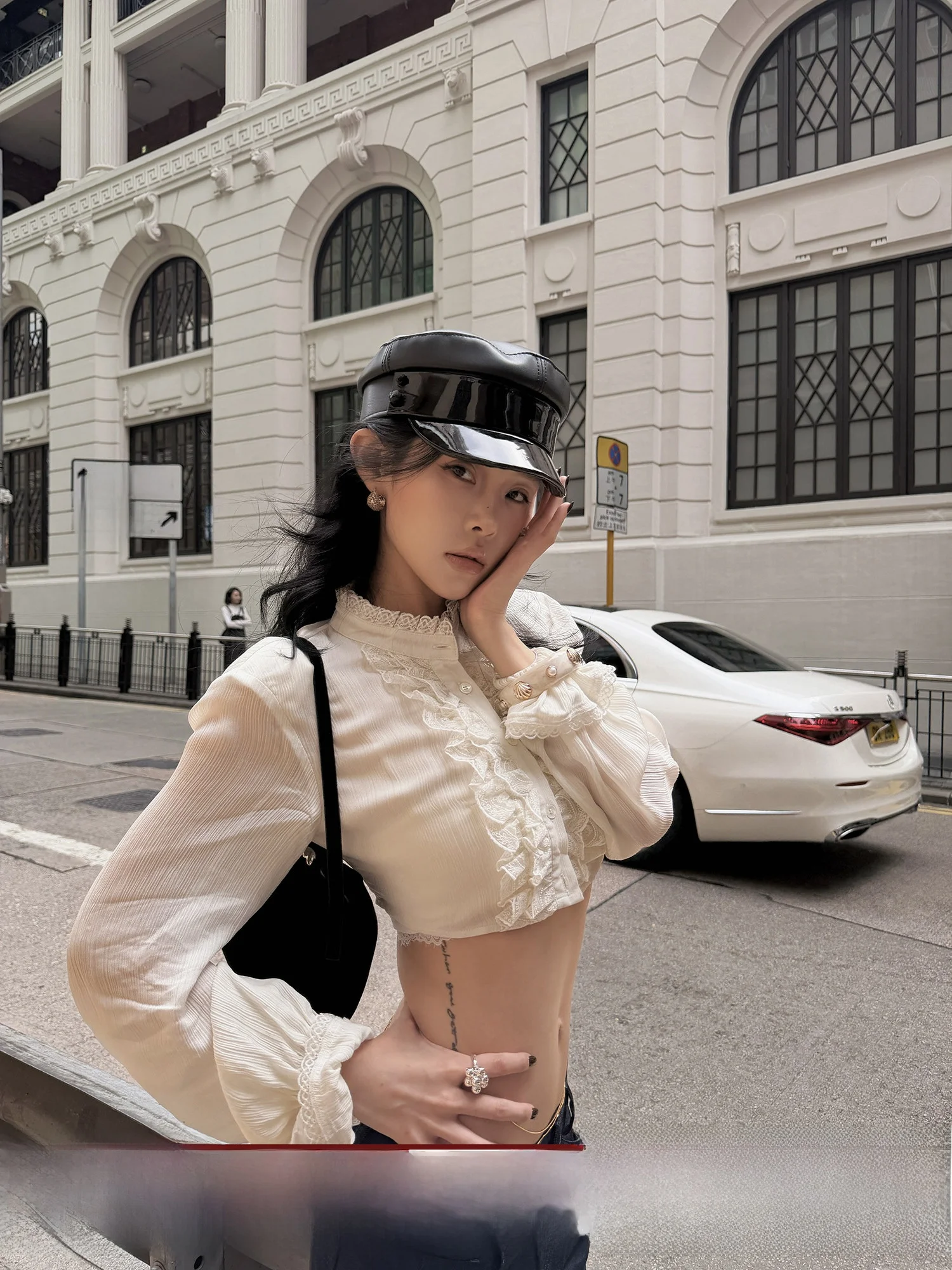 

Женская весенняя блузка Hydrae с кружевными вставками и воротником-стойкой, белая, укороченная, с открытыми плечами, приятная к телу