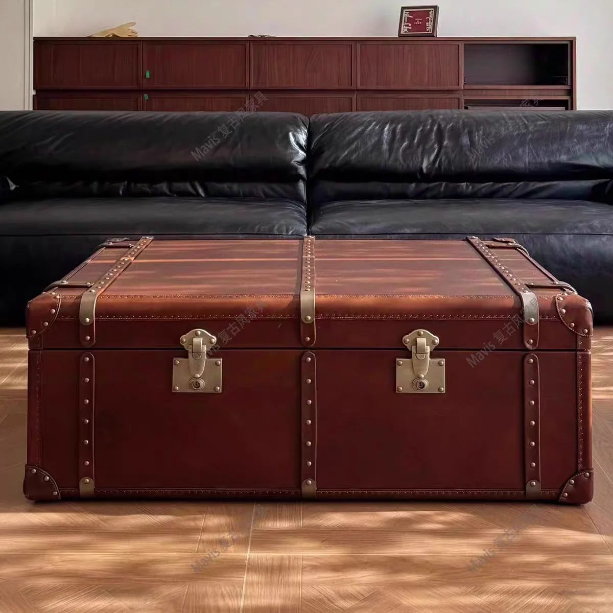 Retro-style private club coffee table whiskey cigar bar oil wax leather floor cabinet high-end coffee shop display cabinet
