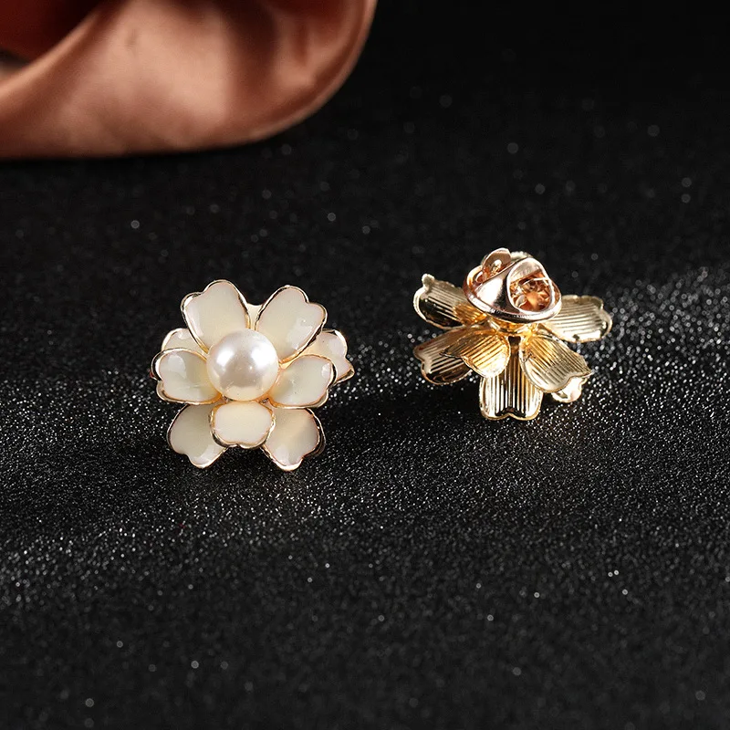 Elegant Exquisite Enamel Daisy Buckles Brooch For Women Men Classic Fashion Flower Crystal Badges Pin Lapel Pines view 5