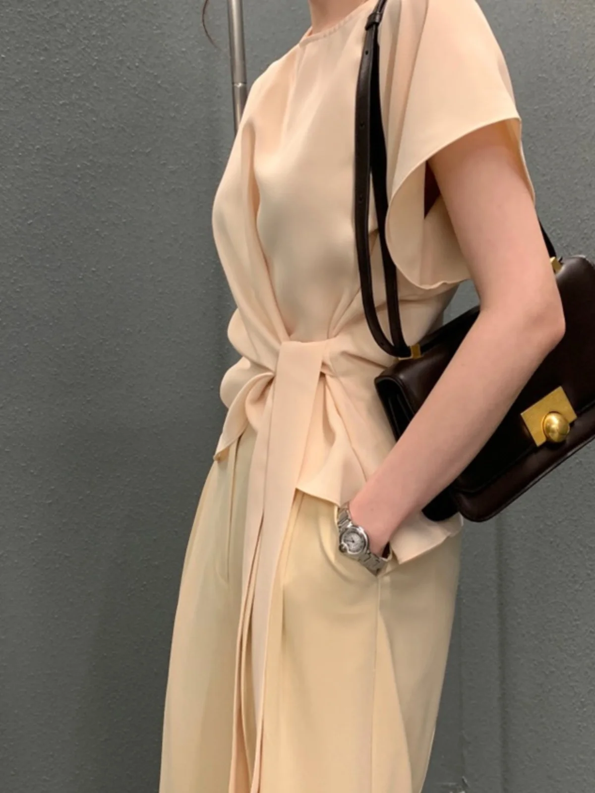 우아하고 세련된 라운드 넥 셔츠 여성 여름 패션 디자인 감각 부드럽고 다재다능한 허리 조임 벨트 셔츠 탑