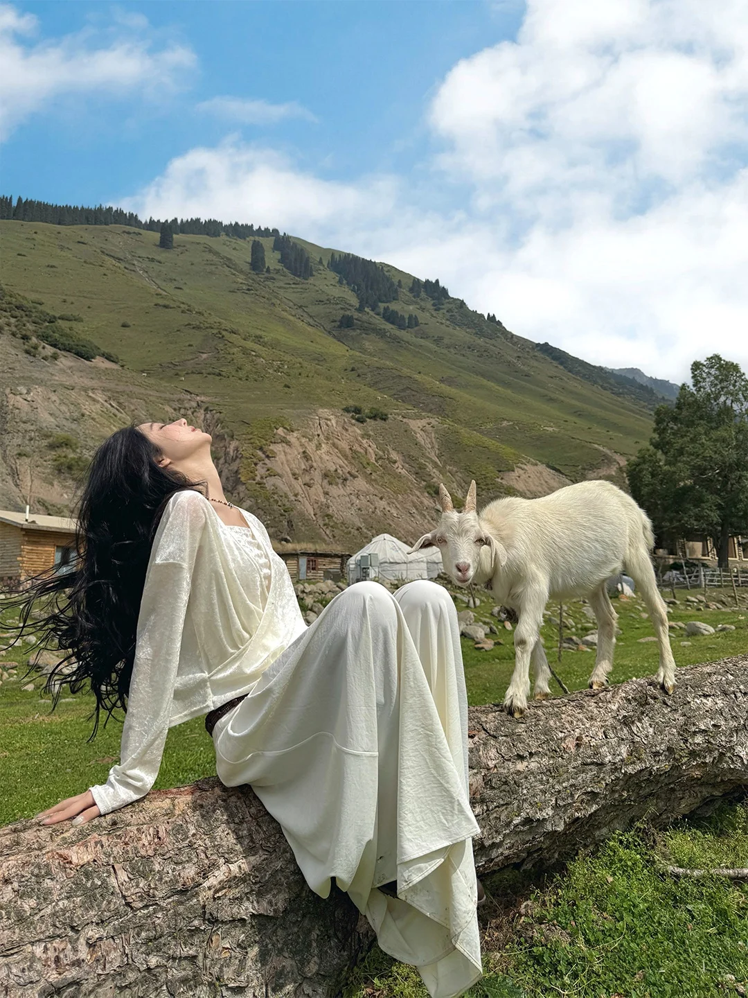 

Комплект женской одежды ALIN Luxury: белый бархатный топ с запахом и юбка, а также короткая хлопковая куртка для осеннего тепла