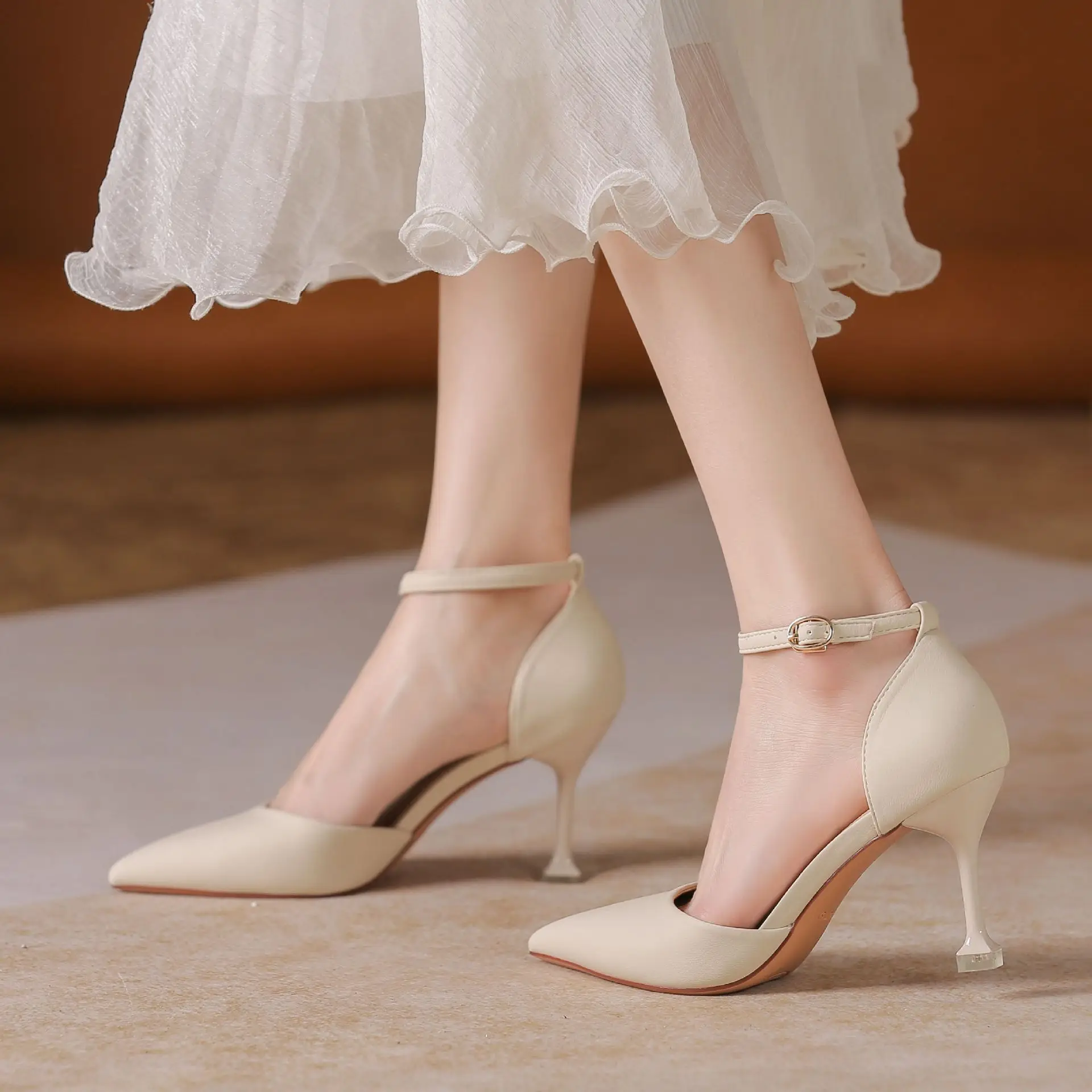 

Word strap hollow sandals pointed tip shallow mouth high heels celebrity temperament lady occupation OL commuter lady