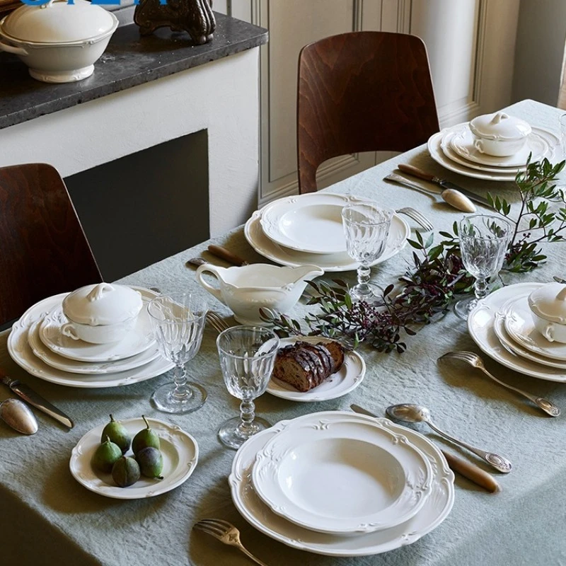 

Посуда: однотонная керамическая тарелка с рельефным узором, миска для еды, чайная чашка.