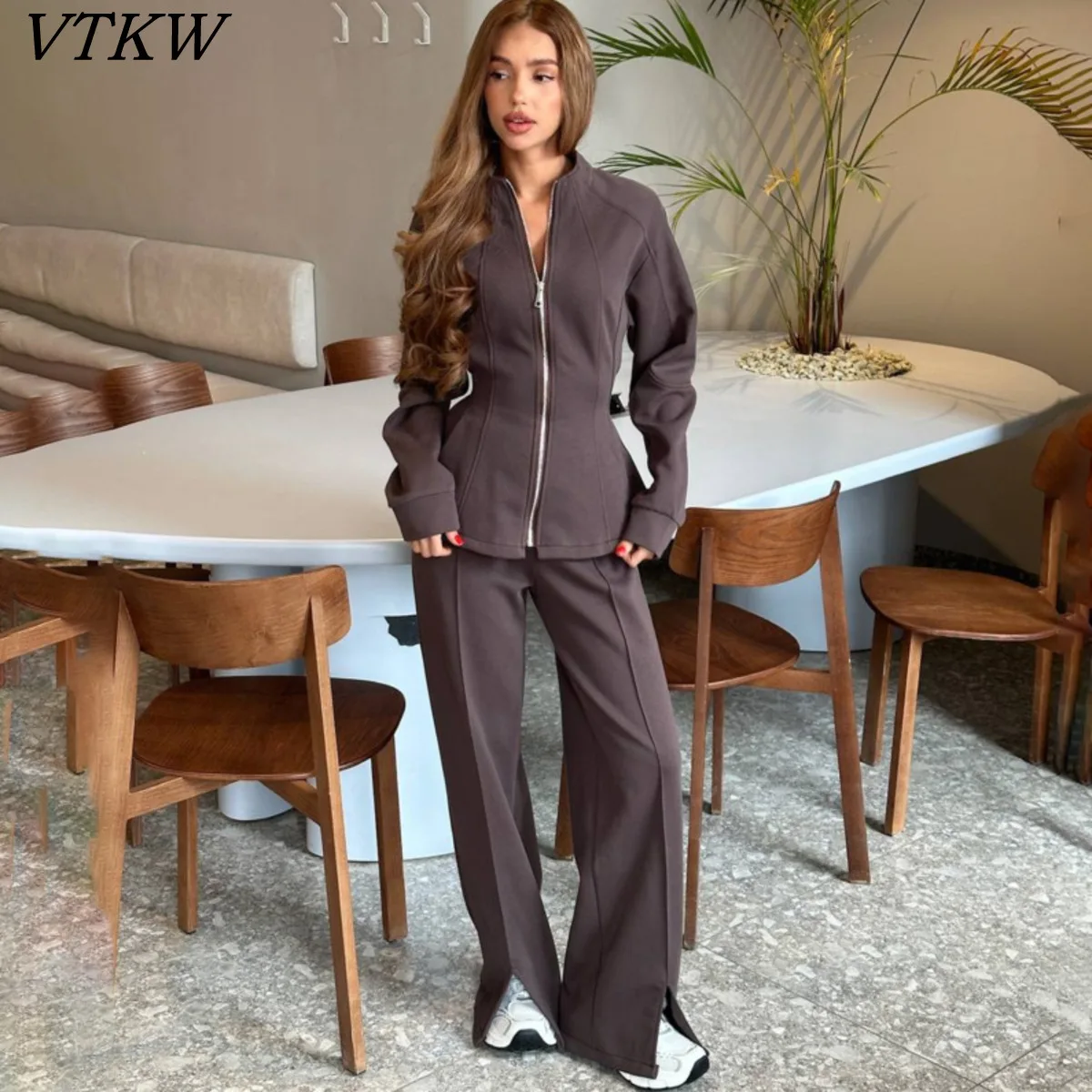 

VTKW 2026 Новый женский комплект из 2 предметов: пиджак и брюки с пеплумом на талии, длинными рукавами и широкими штанинами, мягкий повседневный наряд