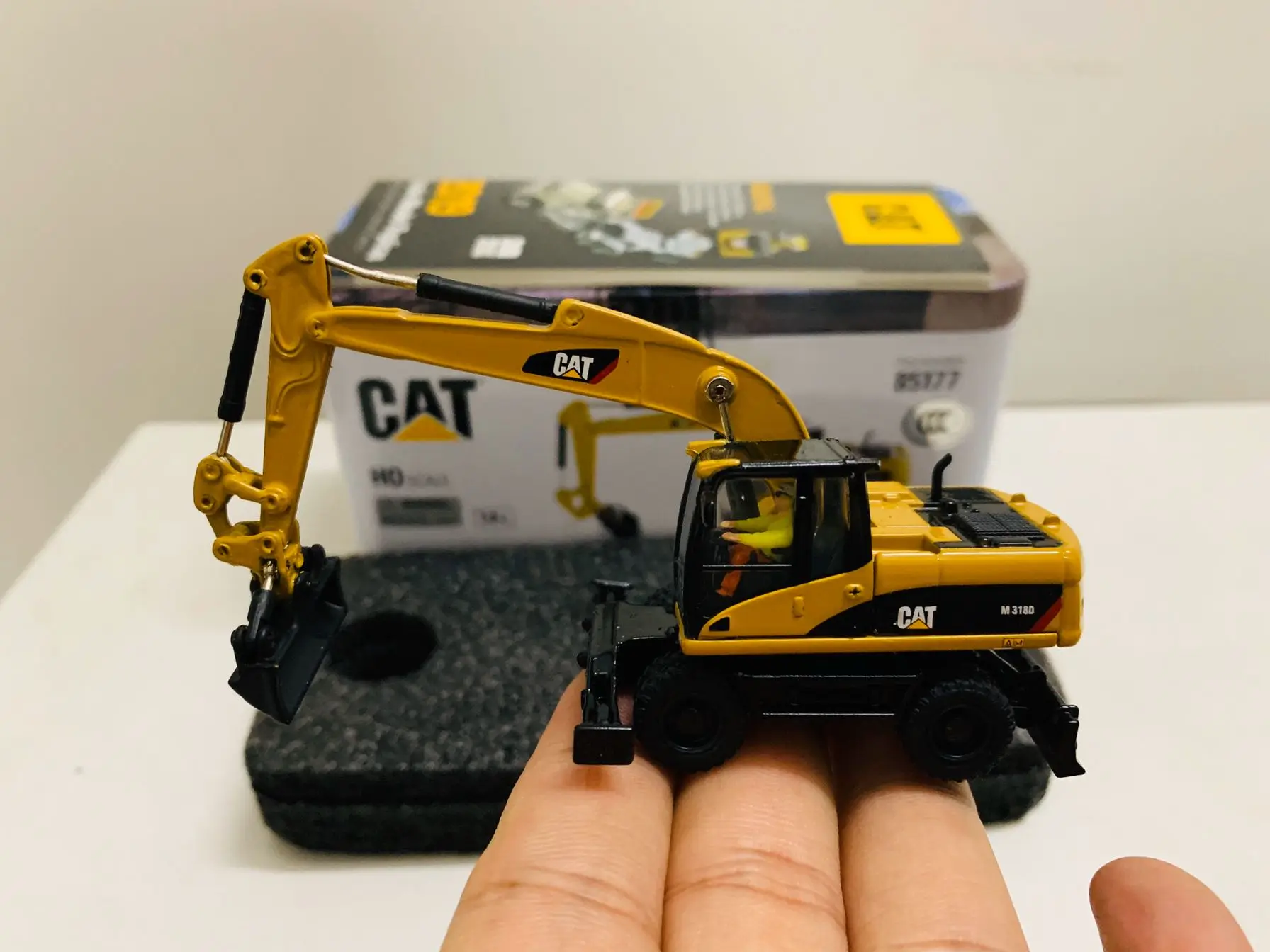 DieCast Masters M318D Wheel Excavator 1/87 HO Scale Metal Model DM85177