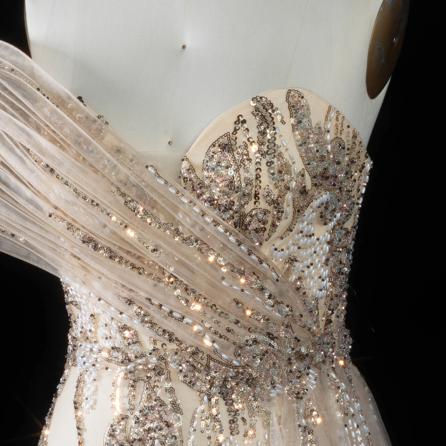 Sharon Said Luxuriöses Champagnerfarbenes One-Shoulder-Abendkleid mit Perlen und Tüllschleppe, Partykleid für Damen SS136, Maßanfertigung – Detail 9
