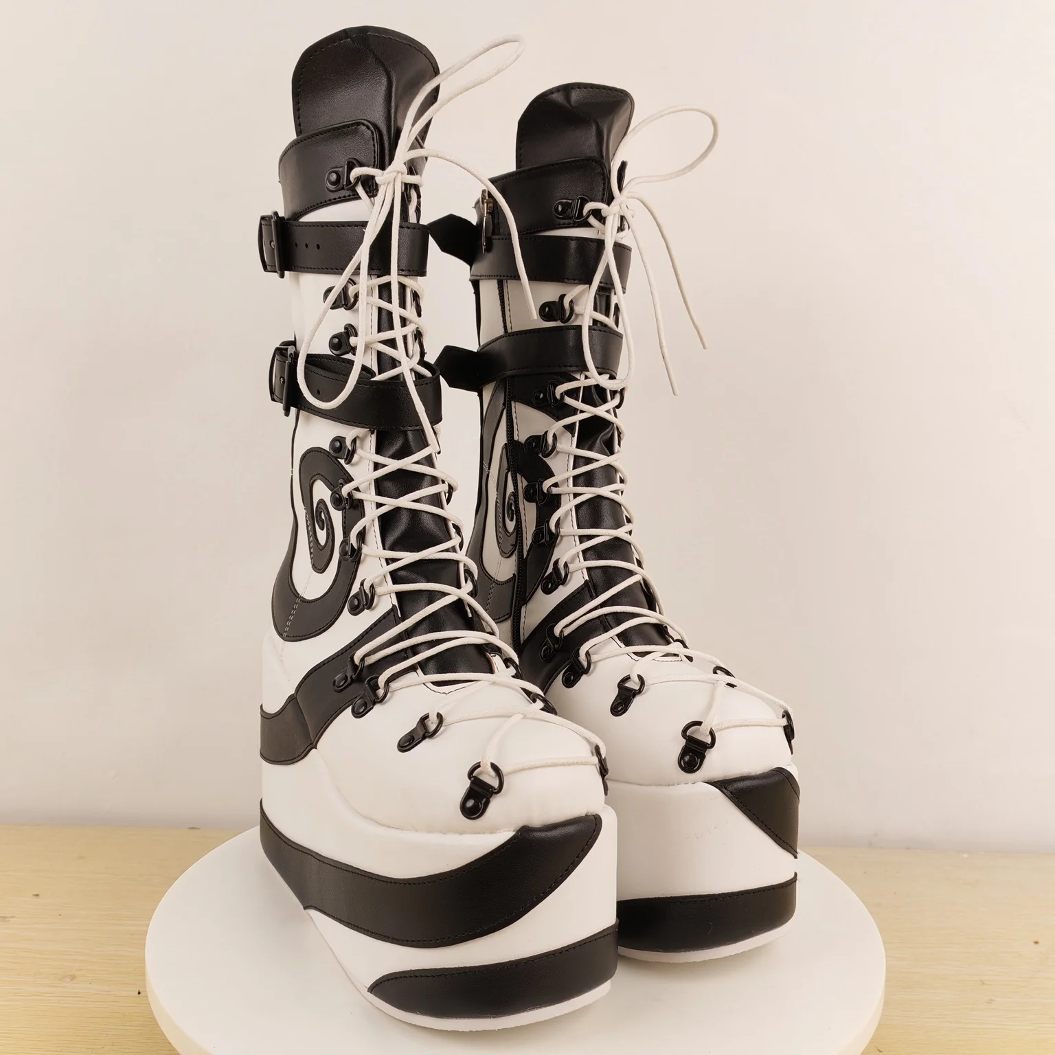 المرأة أسود أبيض منصة حذاء من الجلد المألوف القوطية نمط الأحذية دوامة نمط الدانتيل يصل مشبك تصميم منفعل أحذية فريدة من نوعها #1