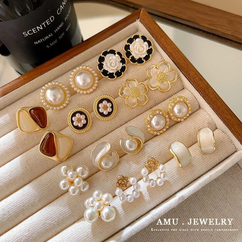 مشبك أذن بتصميم صغير ورائع للسيدات 2025 أقراط بتصميم عصري جديد أقراط لؤلؤ بدون فتحات للأذن #1