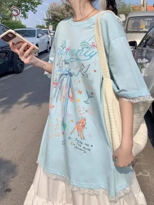 Bluzka damska plus size 300, słodka, młodzieżowa, z wiązaniem, koronkowym zdobieniem, letni nadruk, luźny krój, styl casual.