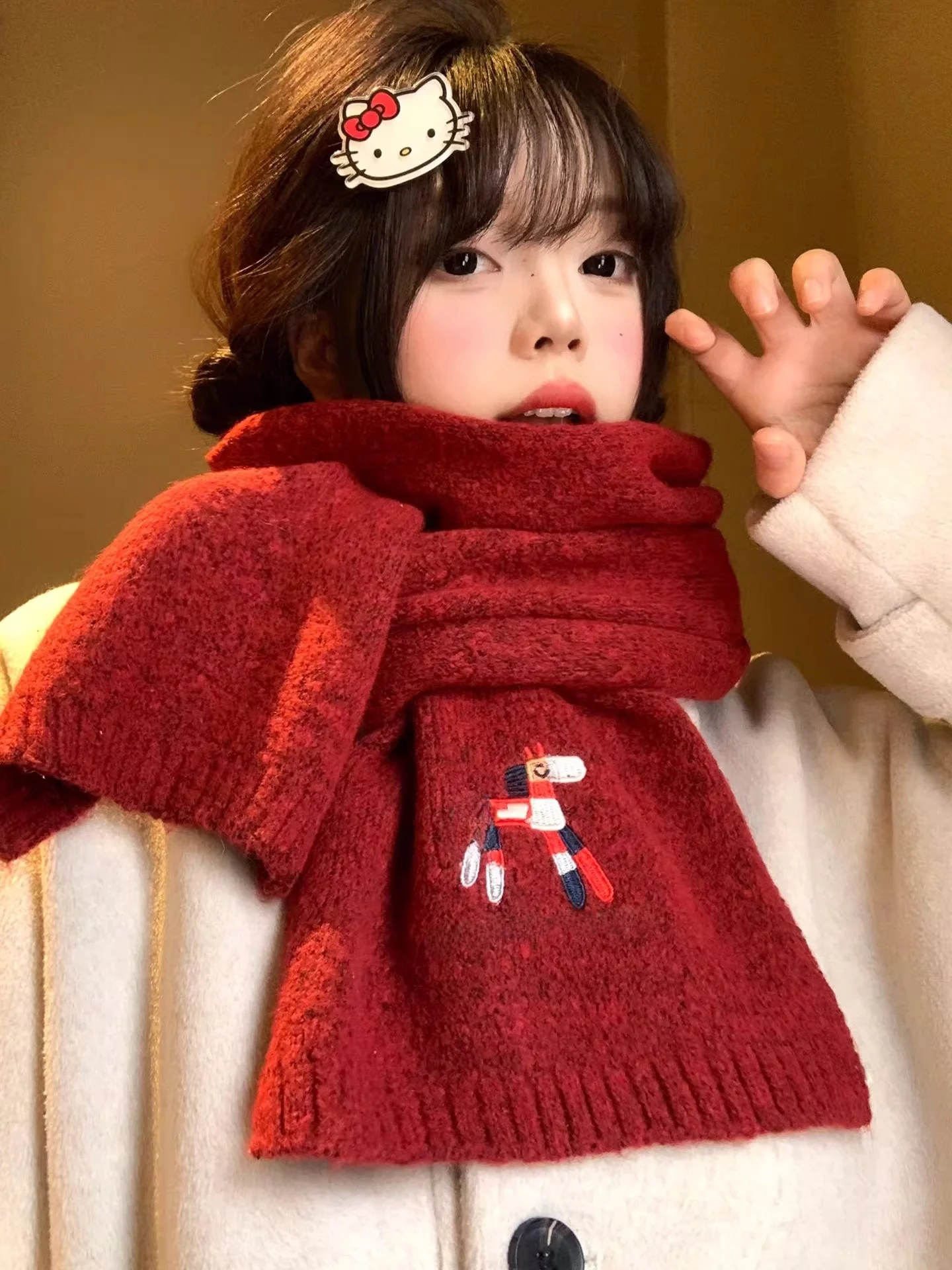 Echarpe-en-laine-rouge-brodee-cansay-kaer-motif-mignon-accessoire-d'hiver-pour-femmes-chaleur-et-elegance