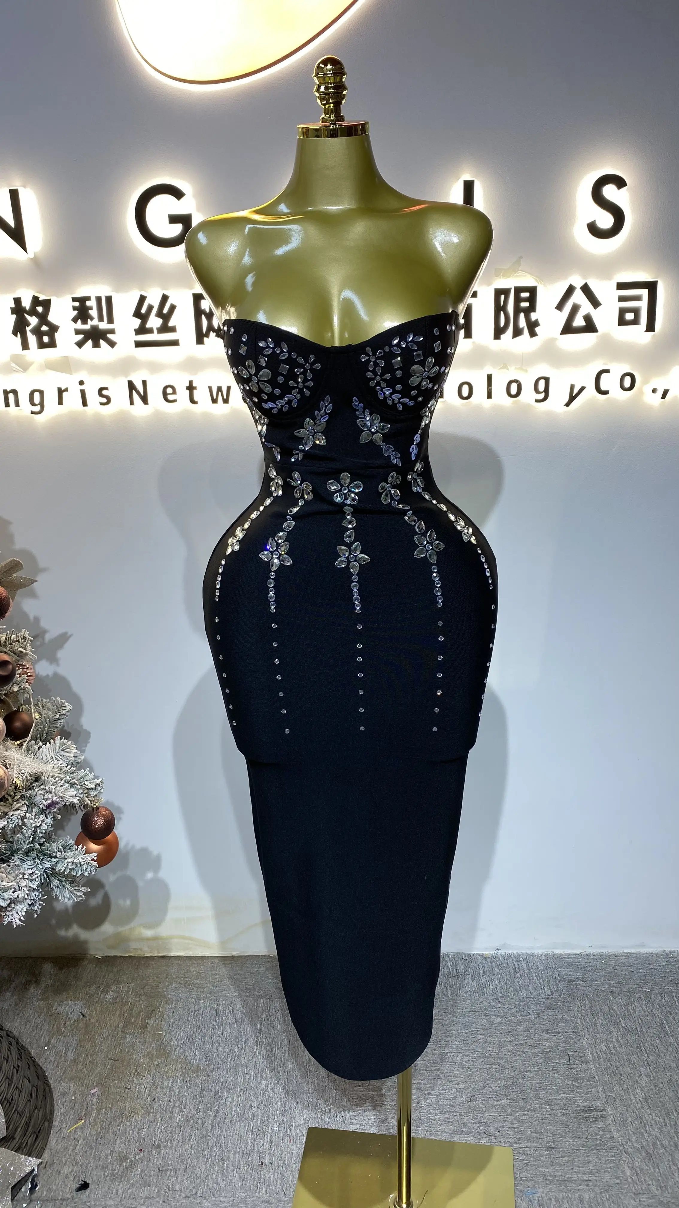 패셔너블하고 트렌디한 3D 라인 루즈 실버 7색 꽃 모양 라인스톤 아플리케 프롬 드레스용-GZXX361