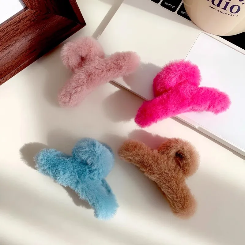 Mini Plush Hair Claw Elegant Acrylic Hairpins Faux Fur Hair Clip Barrette Crab Headwear for Women Girls Hair Accessories