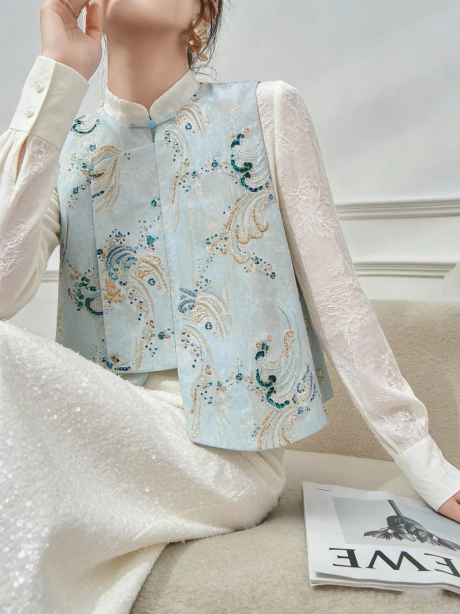 

Потрясающий новый китайский комплект: синий жилет с бисером и юбка с высокой талией, идеально подходящий для фигуры типа «груша». Повседневный весенний модный наряд для женщин.