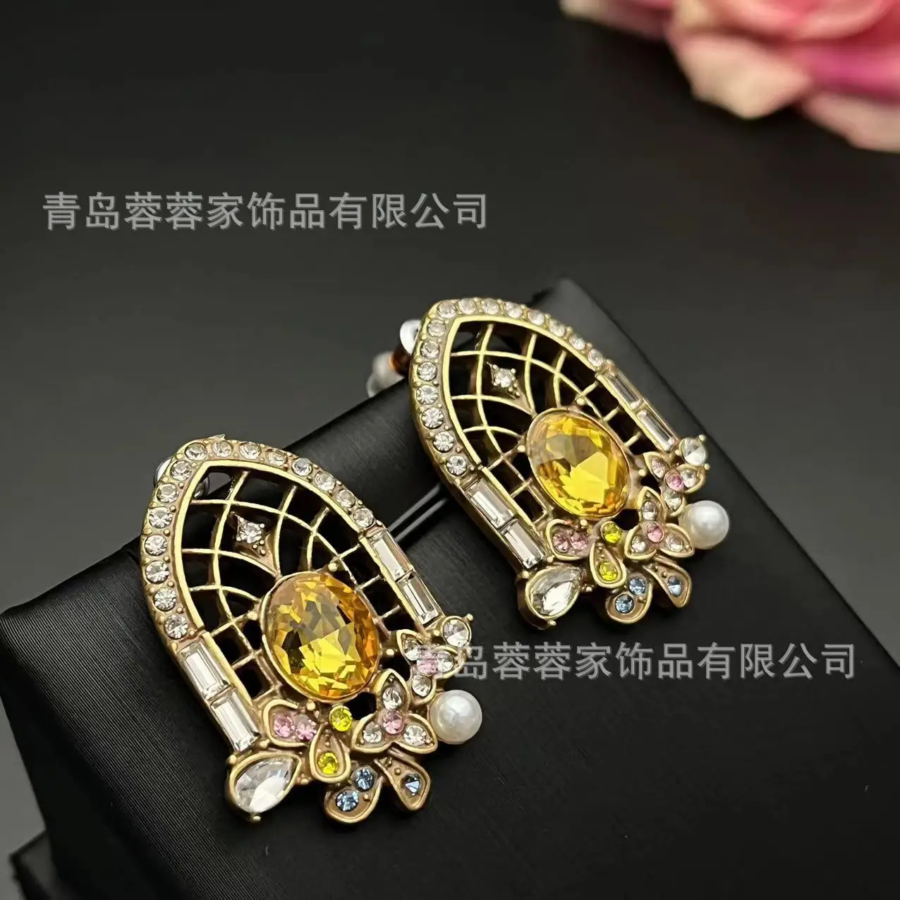 

Medieval Heavy Industry Hollow Window Grilles Diamond Stud Earrings Court Style Exquisite and Elegant Temperament Vintage