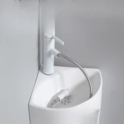 Urinario triangular montado en la pared del hogar con grifo de inducción