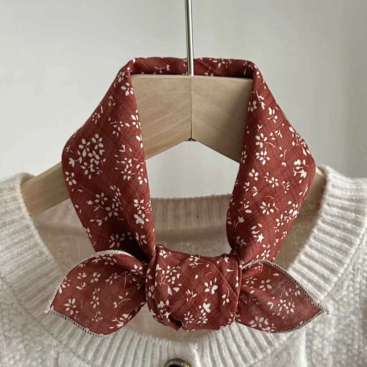 Frühling und Sommer, neues Modell, kleiner Seidenschal für Damen, kleiner, quadratischer Schal im Bohème-Stil, Kopftuch, vielseitiger Schal mit Blumenmuster im europäischen und amerikanischen Stil, 1 Stück. – Detail 7