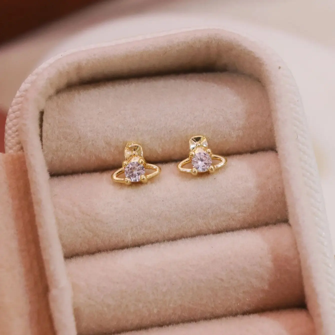 1-زوج من أقراط الزركون الاصطناعية المحيطة بالزحل، أظافر رائعة ولطيفة على شكل عظمة الأذن للنساء، تصميم فريد وبسيط