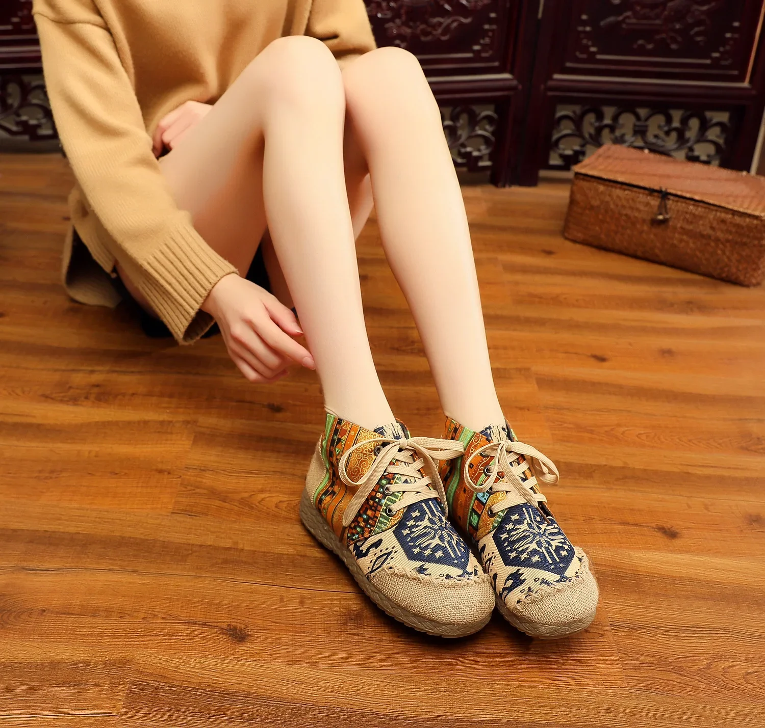 

2024 Best-selling Round Head Batik Splicing Shoes Yunnan Ethnic Embroidery Women's Lace-up Flat Shoes Large Size 35-40