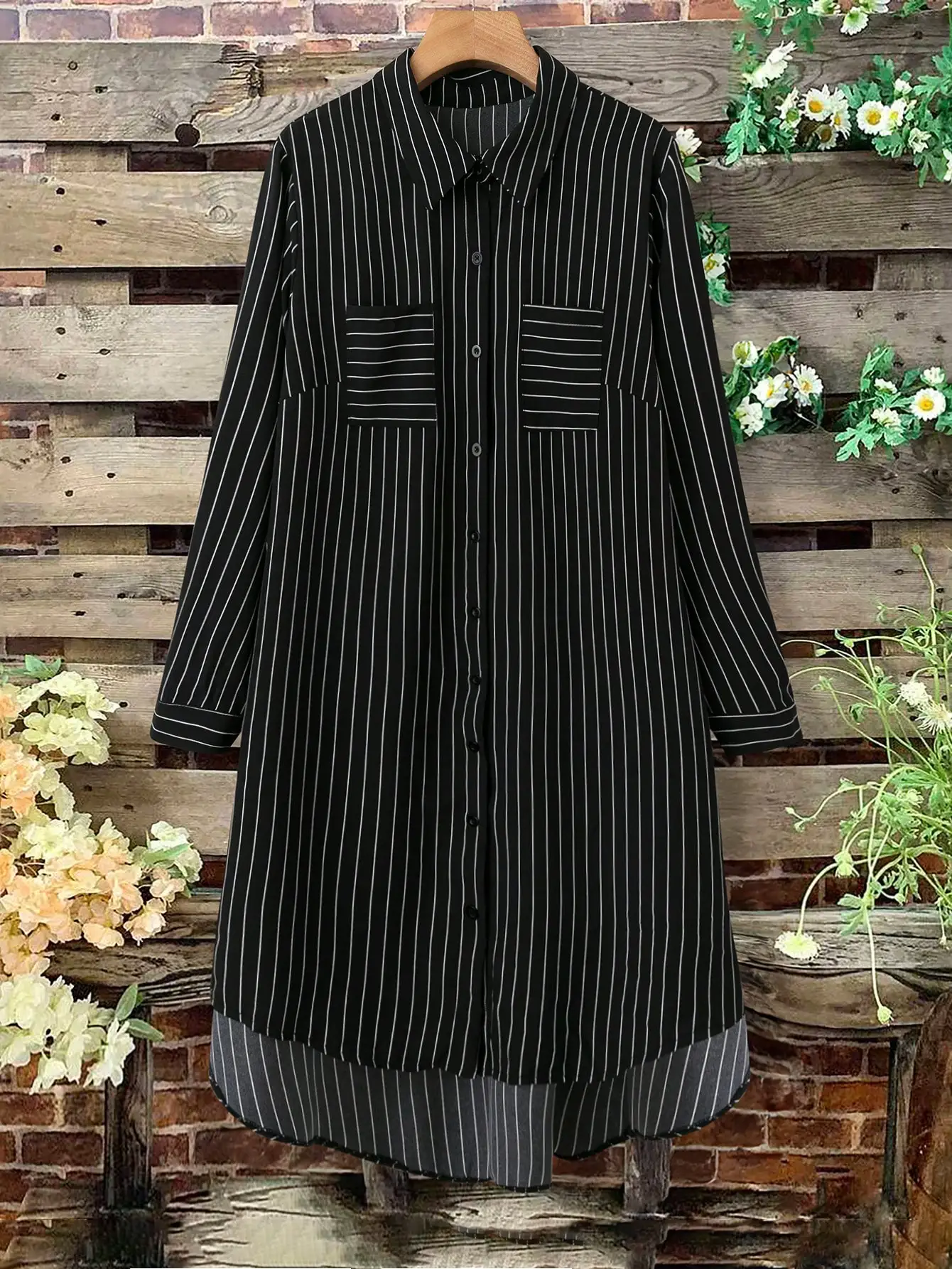 

Женское платье-рубашка больших размеров в полоску с пуговицами и карманами