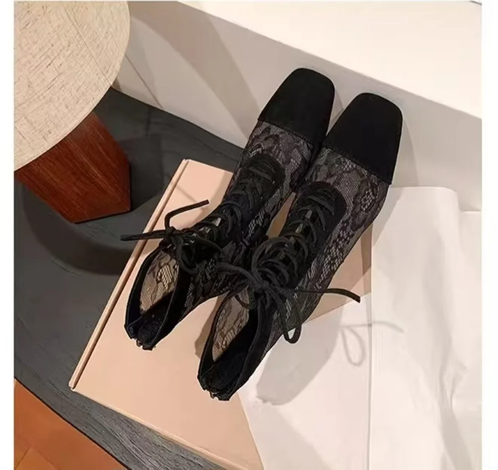 

Черные ботильоны из кружева и замши с цветочным принтом на массивном блочном каблуке с острым носком из прозрачной ткани, элегантный роскошный стиль для вечеринок