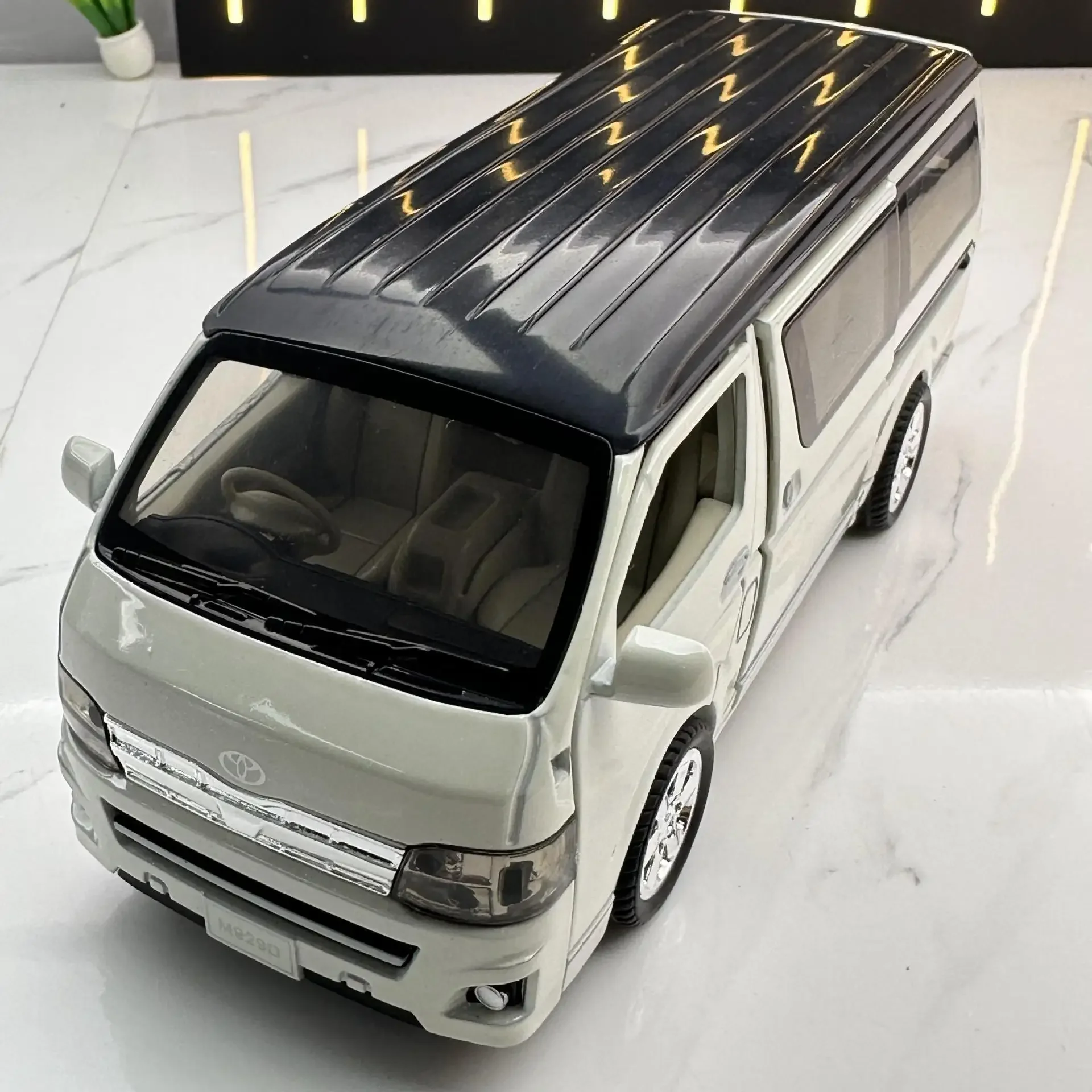 1:32 Model mobil bisnis Toyota Hiace dekorasi, dengan suara dan lampu pembuka pintu, hadiah mainan anak-anak F366