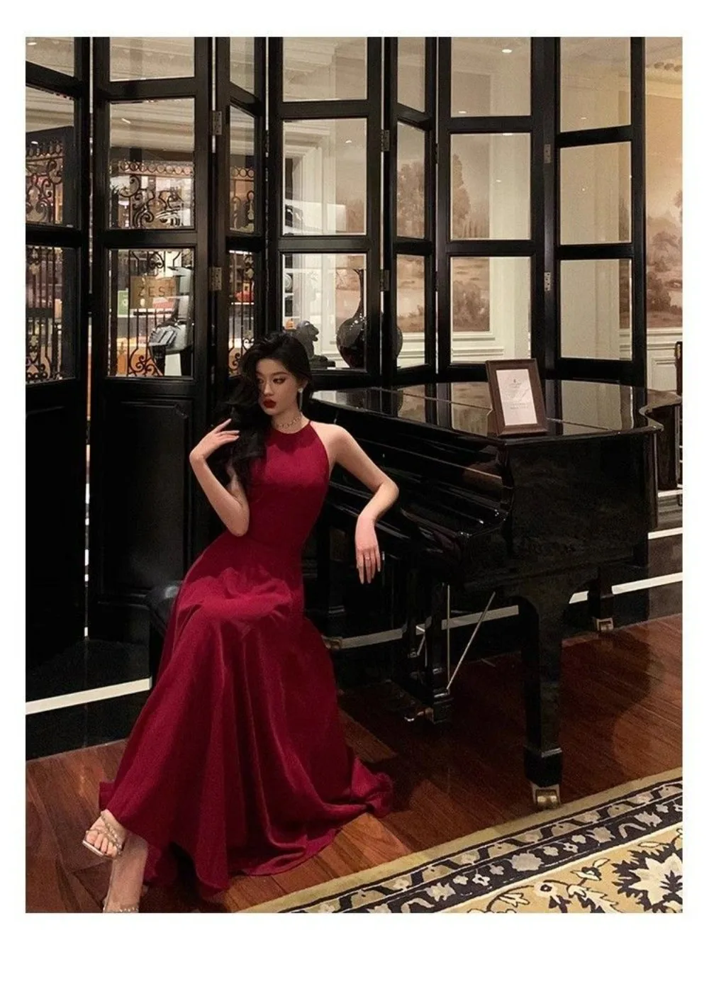 Crimson Elegance Kleid Neckholder Rotes, figurbetontes Maxikleid im französischen Hongkong-Stil Abend Glamour Retro Sirene Ästhetik