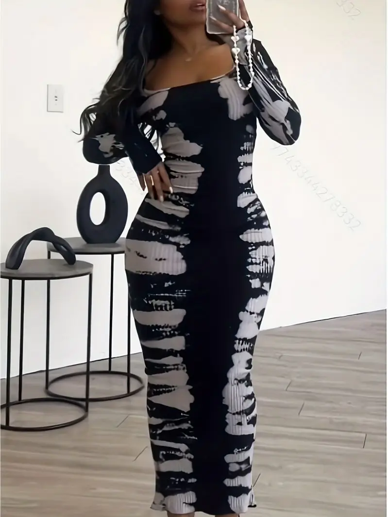 Schmal geschnittenes, hüftbetontes langes Kleid mit eckigem Ausschnitt, langen Ärmeln und tailliertem Schnitt, das die Figur unterstreicht.