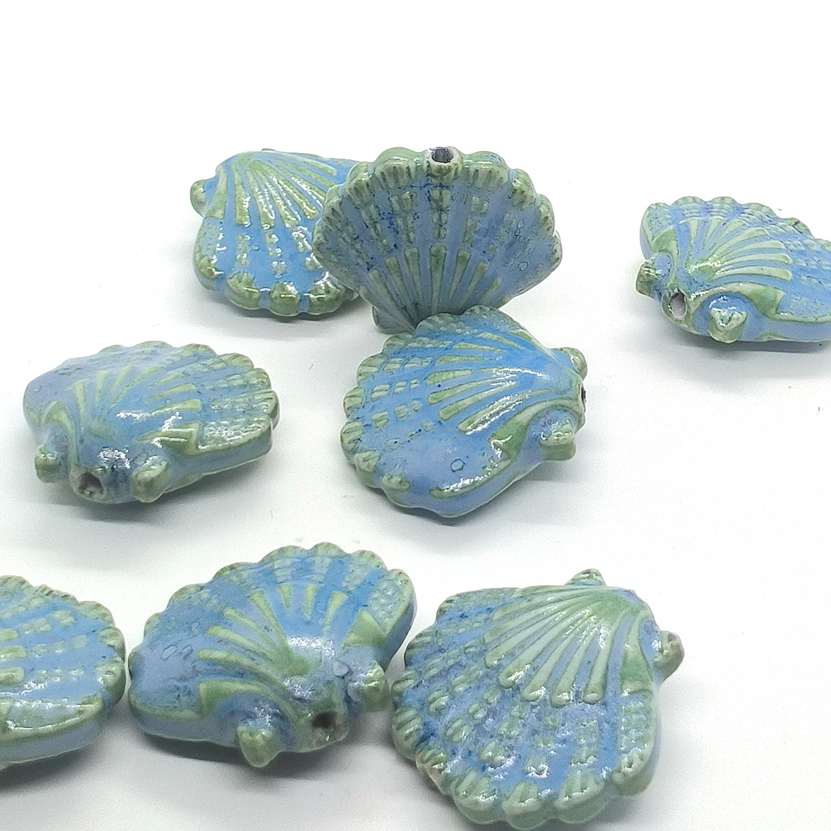 Snake Plant Ceramic - ลูกปัดเซรามิกโบฮีเมียนเชลล์ 30 มม. สีเขียวสีฟ้า 4 ชิ้น