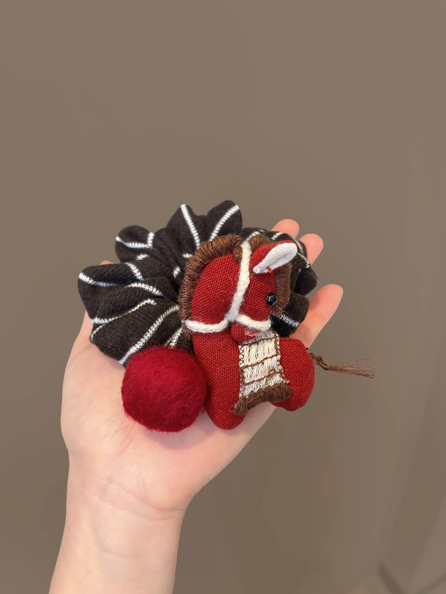 novas-e-versateis-elasticas-de-cabelo-de-trico-para-mulheres-estilo-outono-inverno-com-bola-listrada-para-rabo-de-cavalo-e-acessorios-de-cabelo