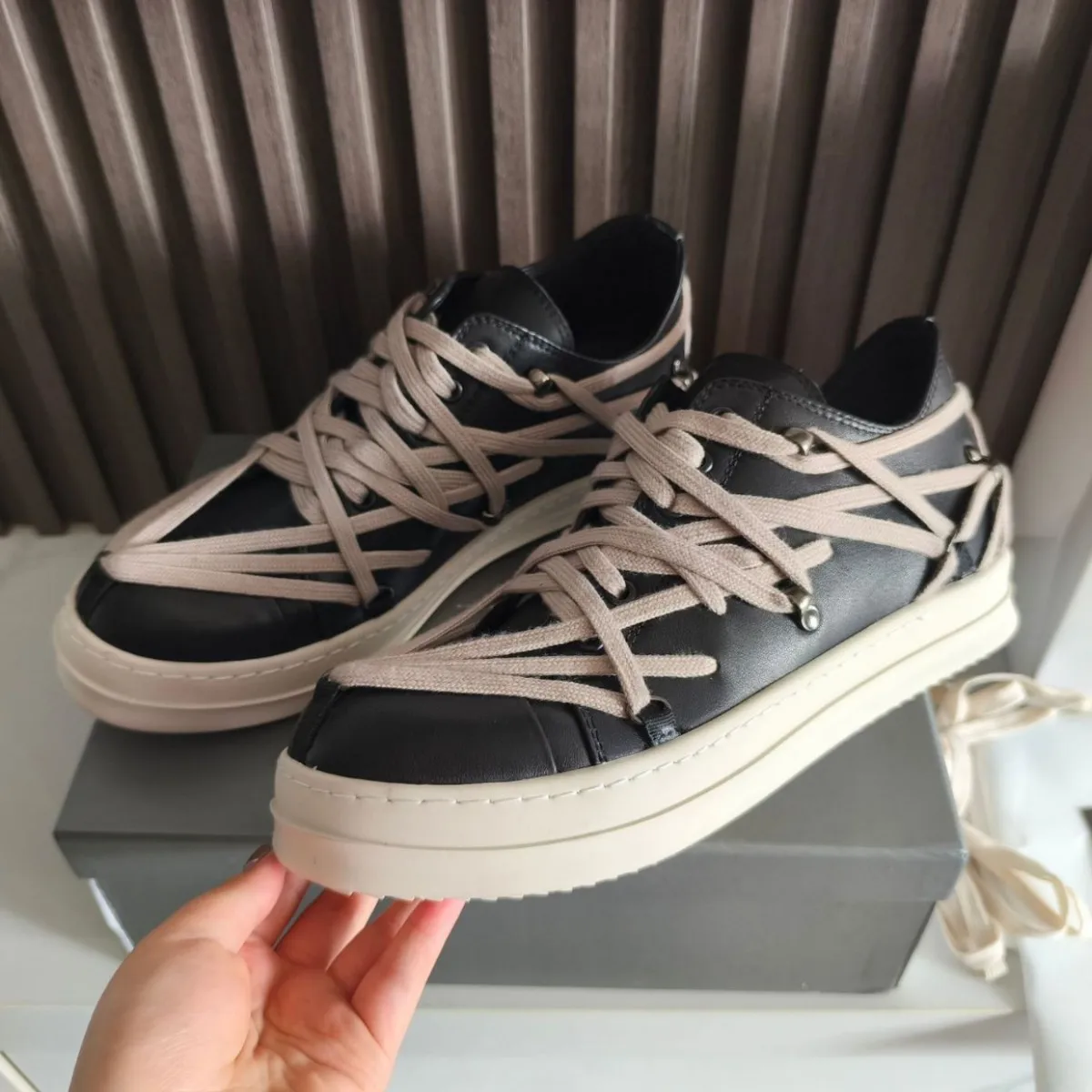 

Brand Luxury Crazy Lace-up Men Shoes Designer Fashionable Leather Casual Sneakers Canvas Low Tops Punk Streetwear Trainers