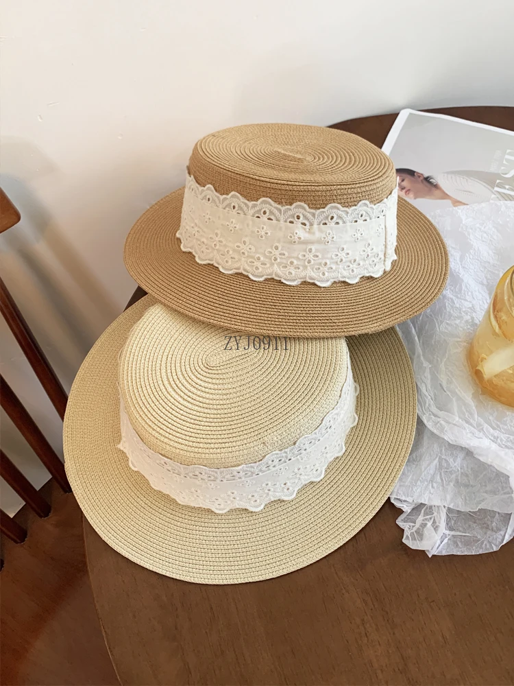 قبعة من القش المنسوجة من الدانتيل الفرنسي للسيدات في الصيف على شاطئ البحر والعطلات والحماية من الشمس وقبعة مسطحة من القش