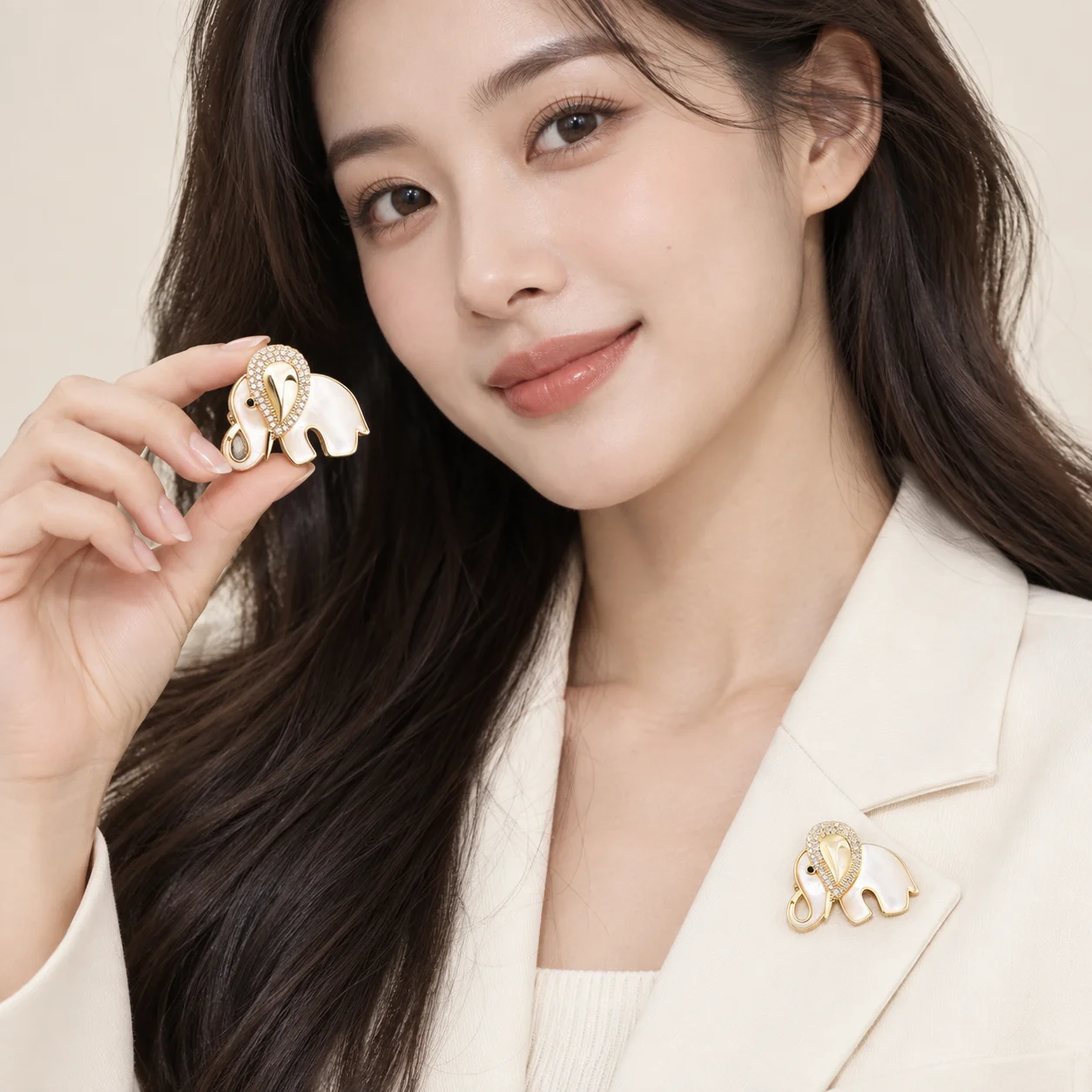 Imitation Pearl Rhinestone Elephant Brooch for Women, Gold Alloy Animal-Shaped Pin, White Elephant-Shaped Brooch, Adult Ladies' Suit Jacket, Sweater, Shirt, Dress, Scarf, Decorative Accessory, Daily Commute, Date, Party, Banquet, Wedding, Photography, Fashion, Versatile, Elegant Brooch, European and American Style Clothing Accessories, Bag Decoration, Hat Accessory, Exquisite Sparkling Brooch, Light Luxury, High-End Feel, Eye-Catching Gift Recommendation, All-Season Versatile, Elegant Brooch, Trendy Design, Personalized Accessory, New Hot-Selling Item