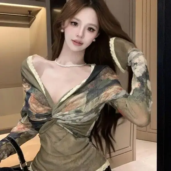 

One-Shoulder Twist T-Shirt French Retro Oil Painting Style Large Lapel Autumn New Pure Lust Style Trumpet Sleeve Women Top