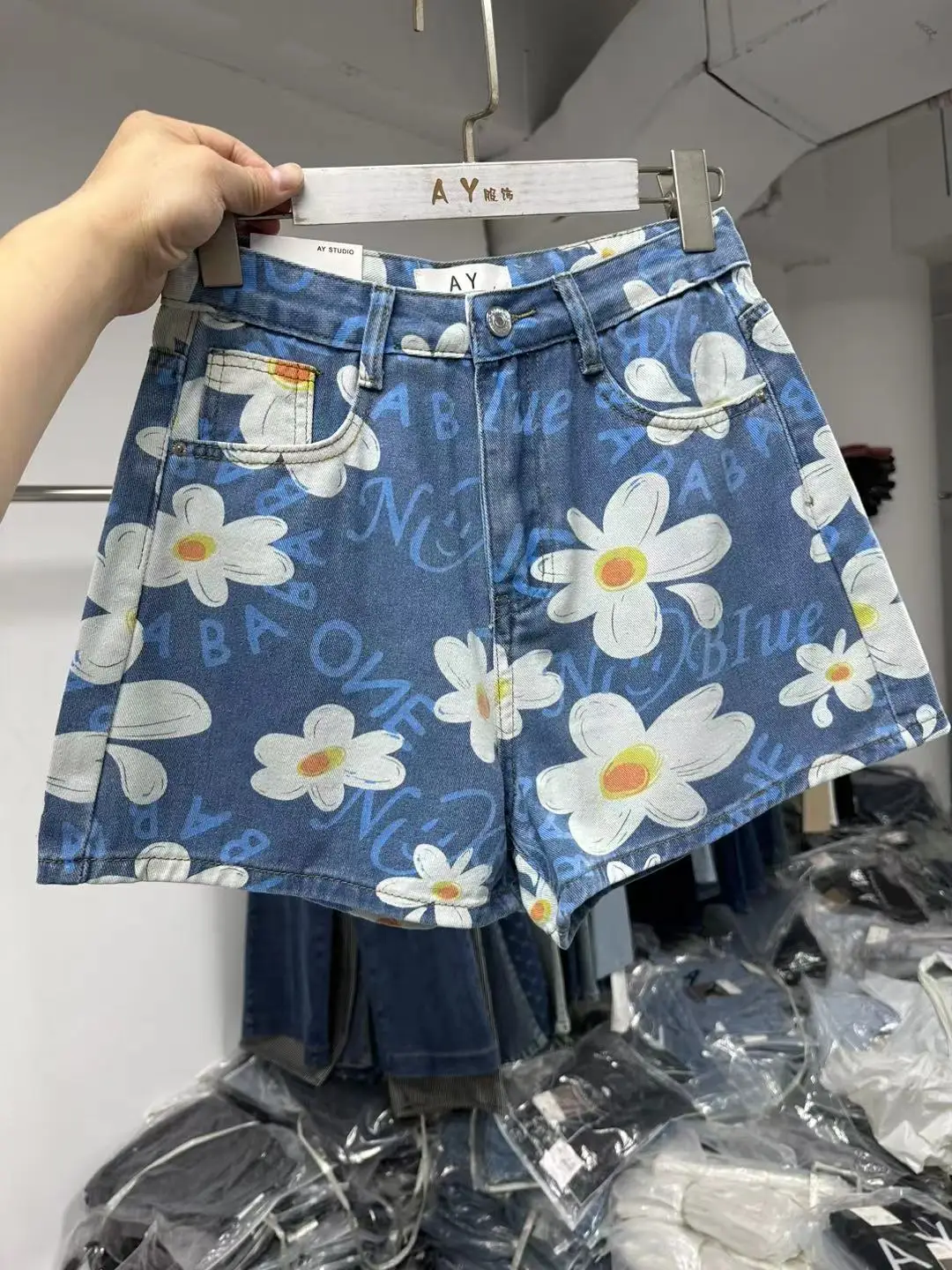 

Printed denim shorts for summer 2024, design sense, high waisted A-line wide leg hot pants, fashionable and versatile for women