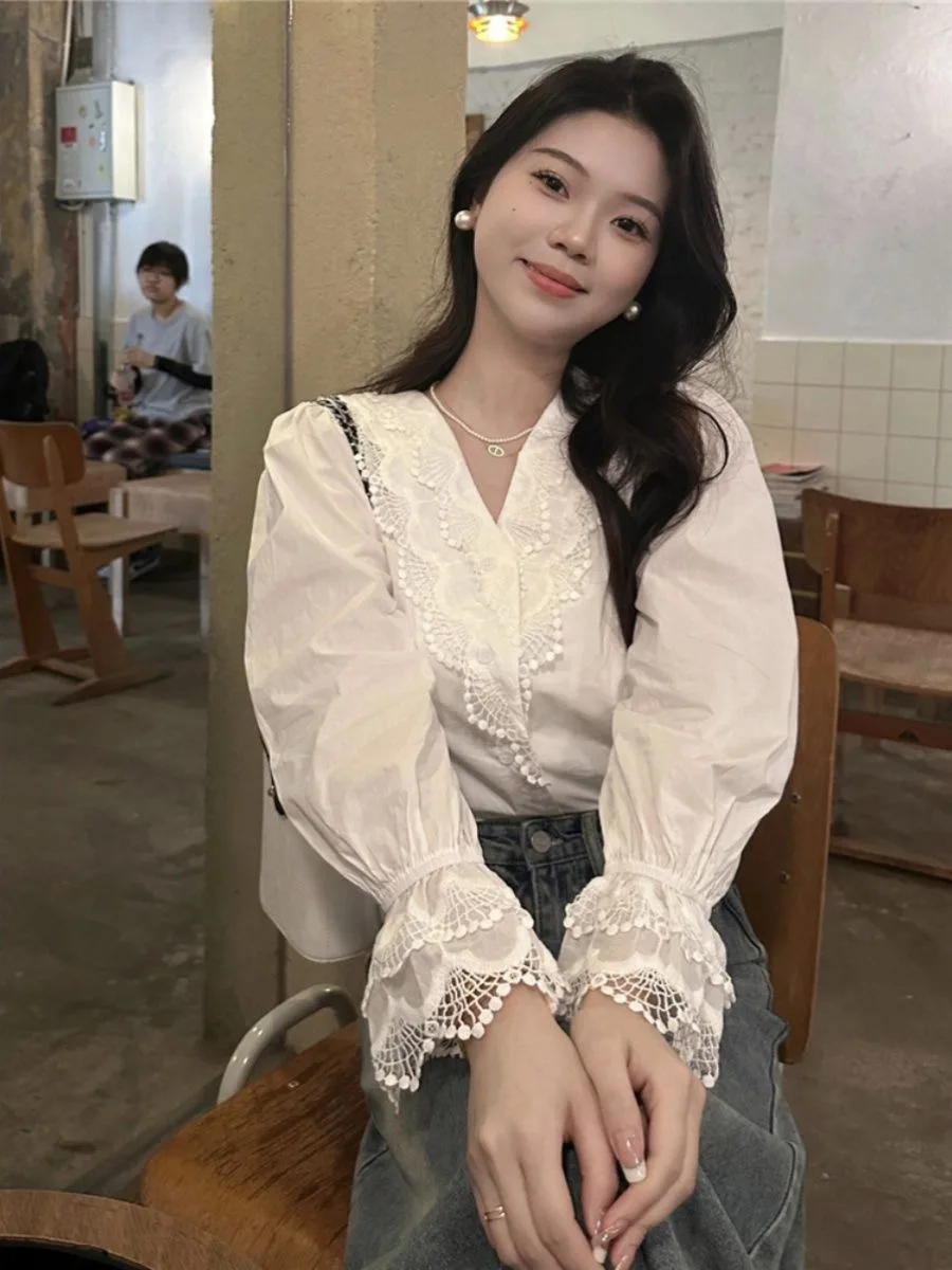 

White Lace V-Ne Women's irt Spring 2026 New Design Faionable Bell Sve French Sle Loose Fit Polyester Fiber irt