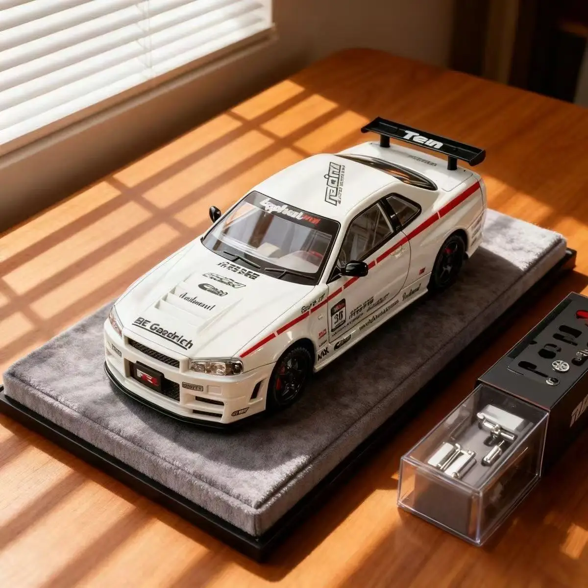 

GTR R34Alloy Sound & Light Racing 1/24 Model Car Christmas High-End Collectible Gift Rebound Light-Up Decoration