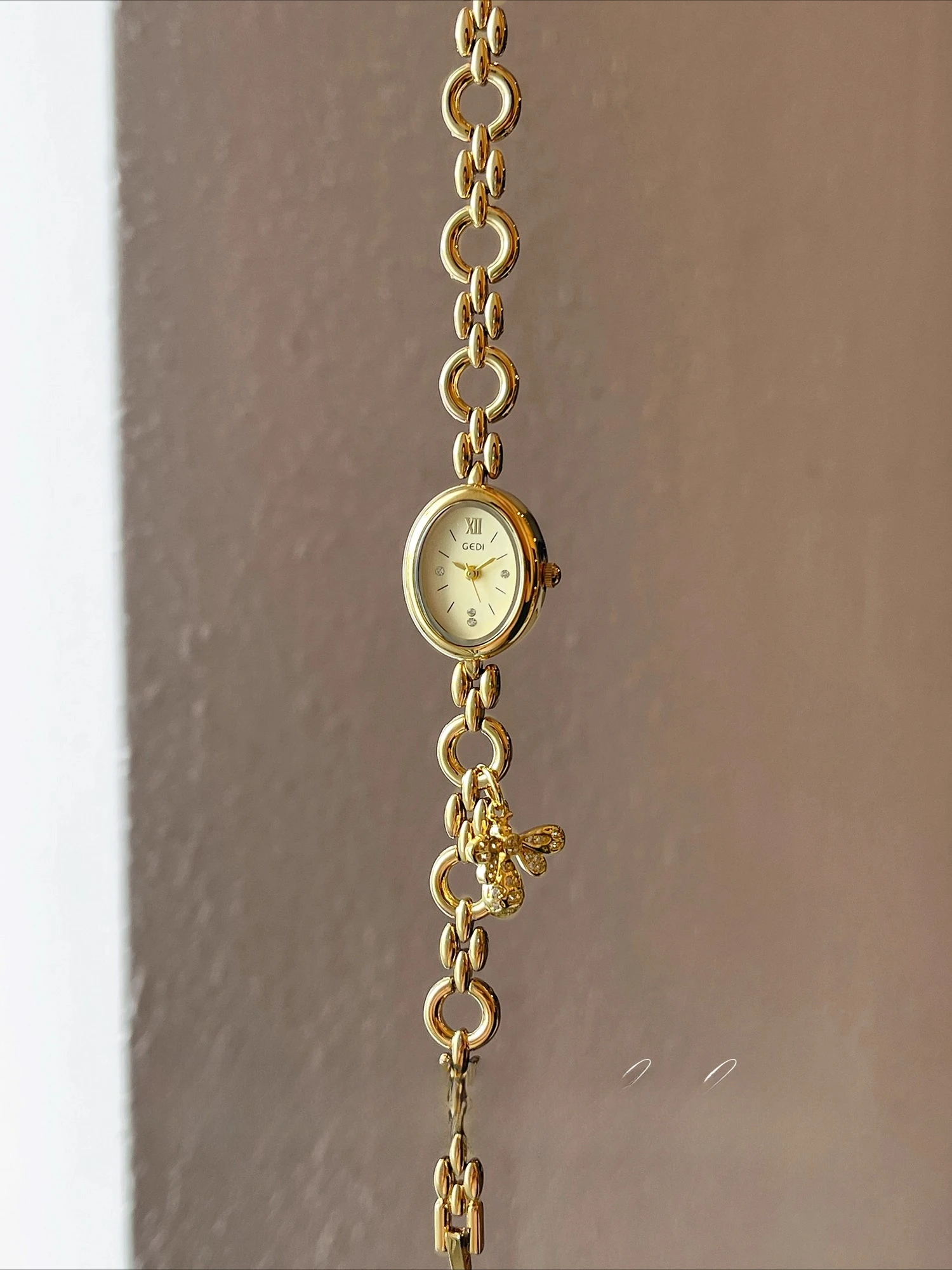 Elegant women's watch, bracelet style, pendant watch, fashionable and niche, high-end wristwatch, 2025 new model.