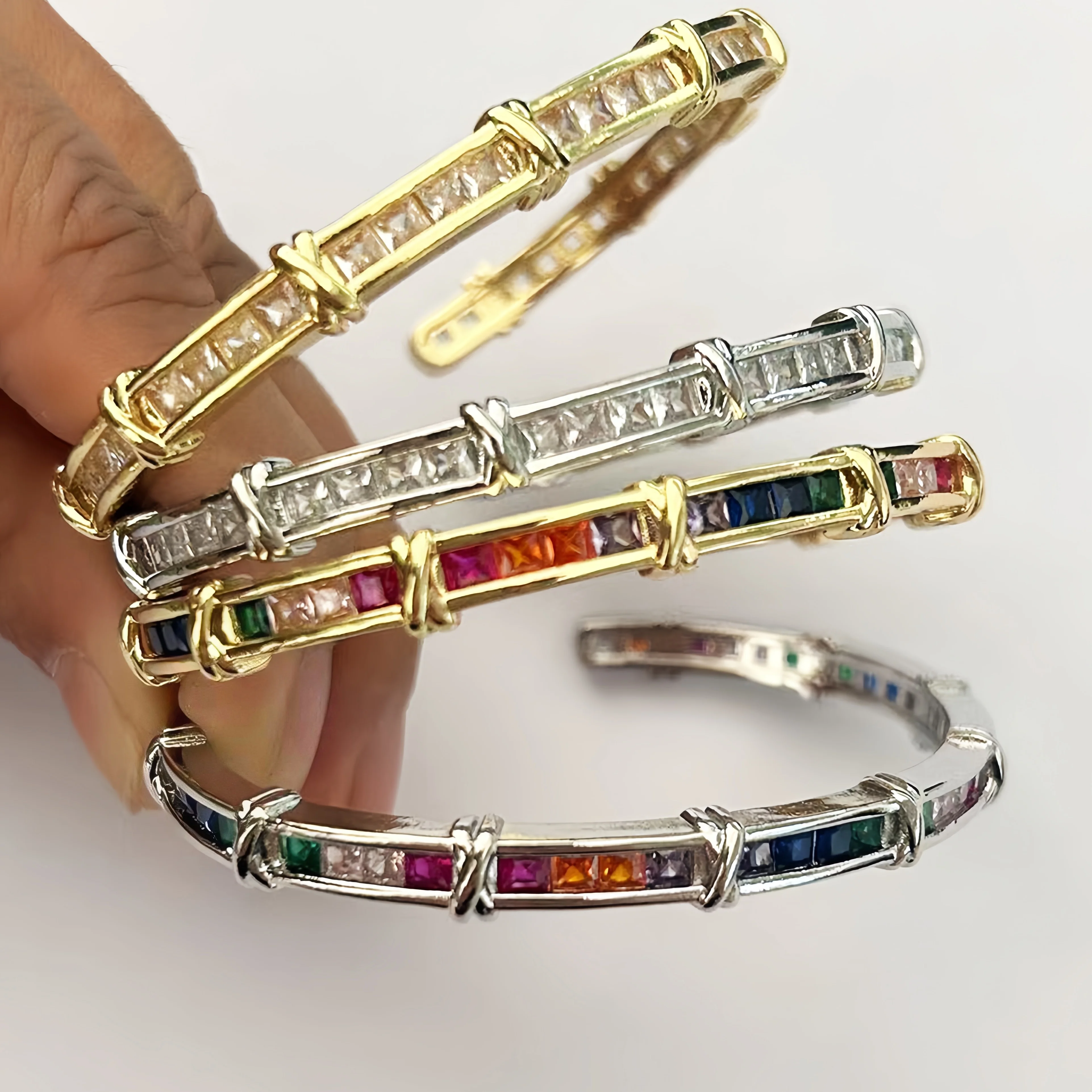 Neuer exquisiter geometrischer Kreuz-Messing-Armreif, glänzendes buntes quadratisches Zirkon-Armband, nicht anlaufend, wasserdicht