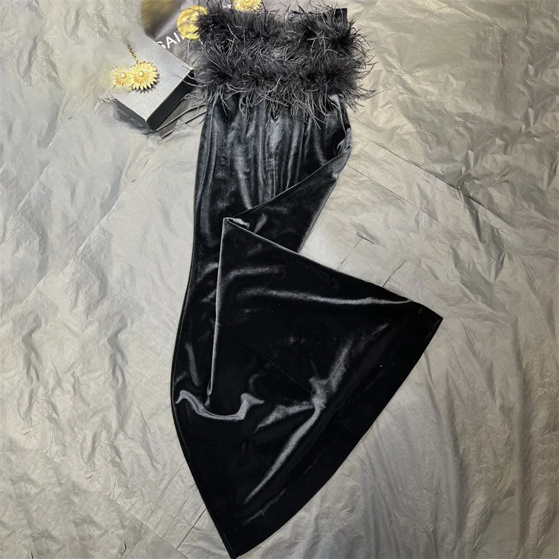 Bild 5: Damenkleid Winter 2025, neues ärmelloses Kleid aus Samt mit schmaler Passform, Straußenfedern, dekoratives langes Kleid, schulterfreie Partykleider