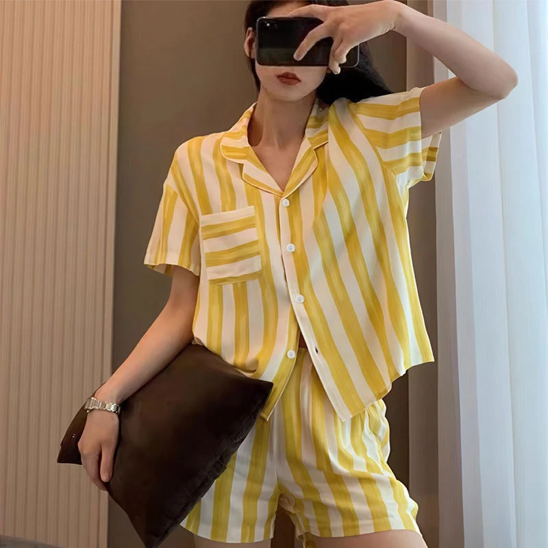 

Летний комплект: пижама с коротким рукавом и шортами, свободный крой, в полоску, удобный домашний костюм, простой повседневный стиль, можно носить на улице.