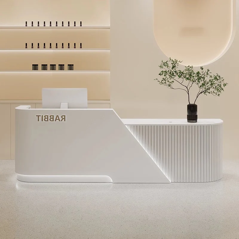 เคาน์เตอร์ต้อนรับตกแต่งสวยงามหรูหราทันสมัยพร้อมที่เก็บของ เคาน์เตอร์ต้อนรับสำนักงานสมัยใหม่ เฟอร์นิเจอร์ร้านเสริมสวย