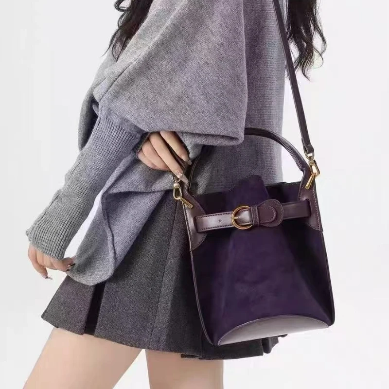 

Фиолетовая замшевая роскошная сумка с поясом, нишевая высококачественная сумка-ведро, новый бренд, модная универсальная сумка через плечо для женщин