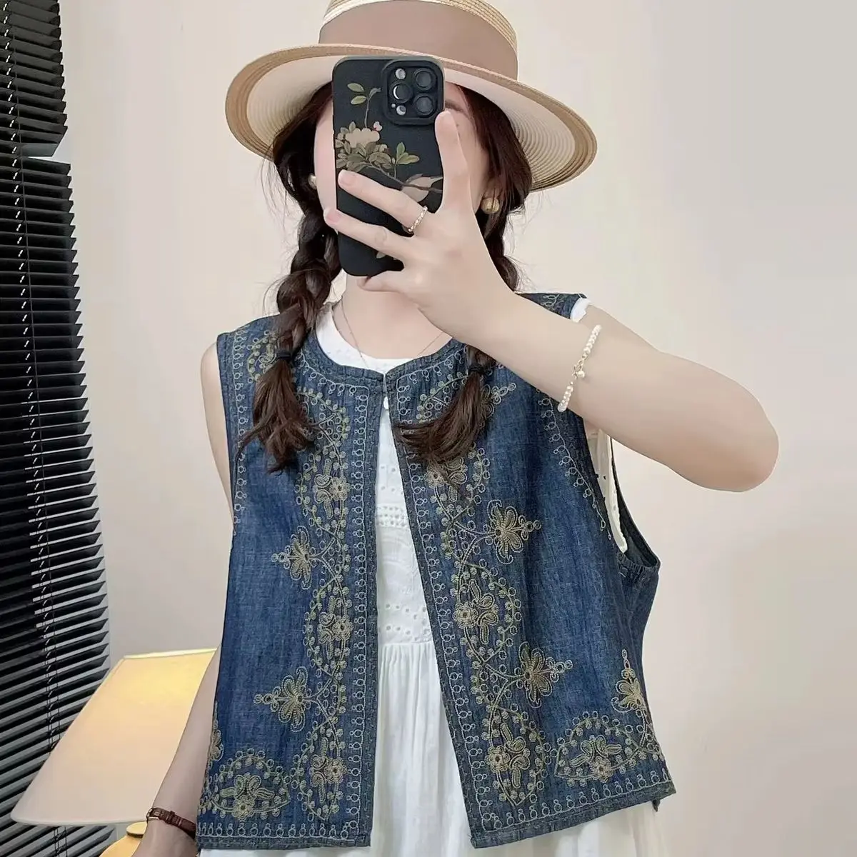 

EmbEmbroider Denim Vest Women's Vintage Embroidery Spring Autumn Vintage Jeans Waistcoat Coat Female Sleeveless Short Cowboy Top