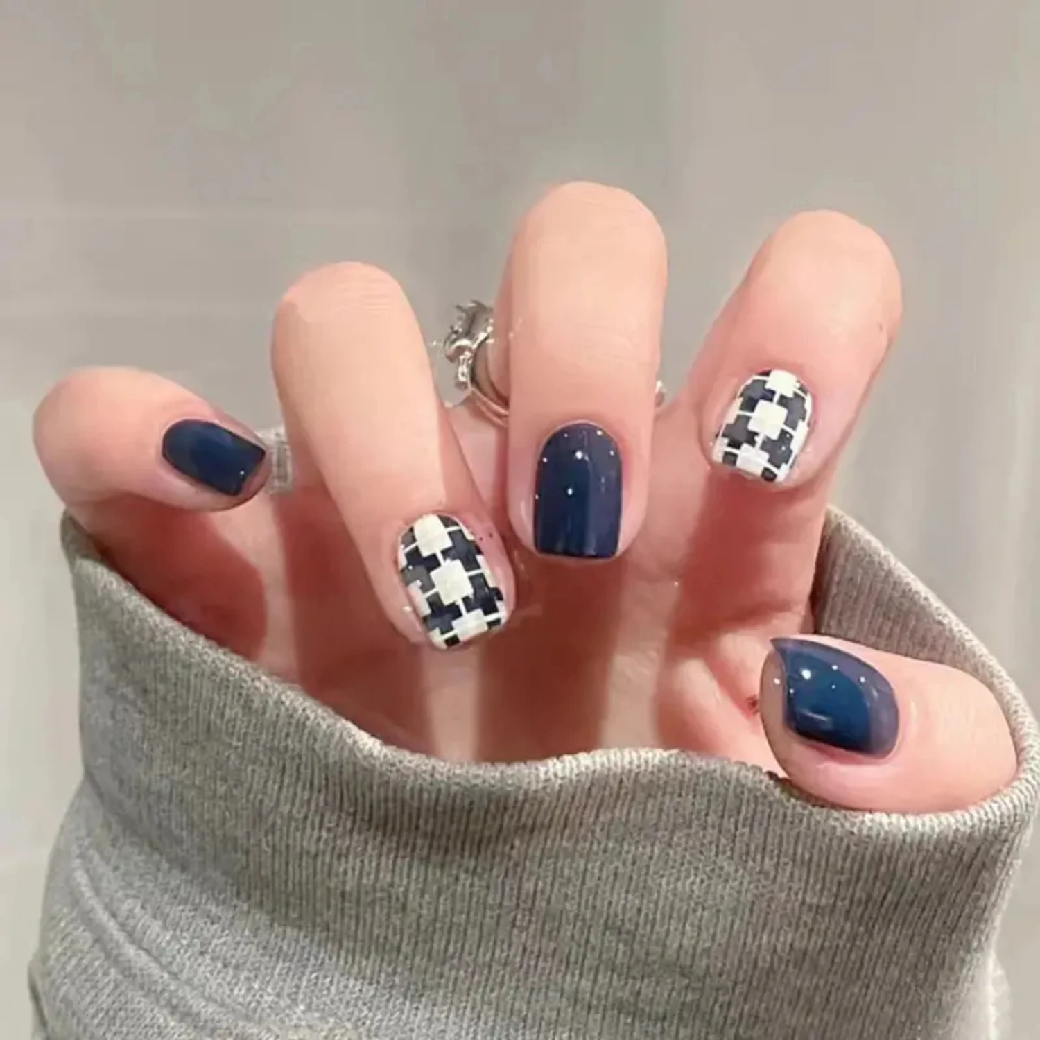 

Stunning Navy Blue and White 24-Piece Beautiful Jelly Fake Nails Set with Short Length Gel Nail Kit for a Gorgeous and Stylish L