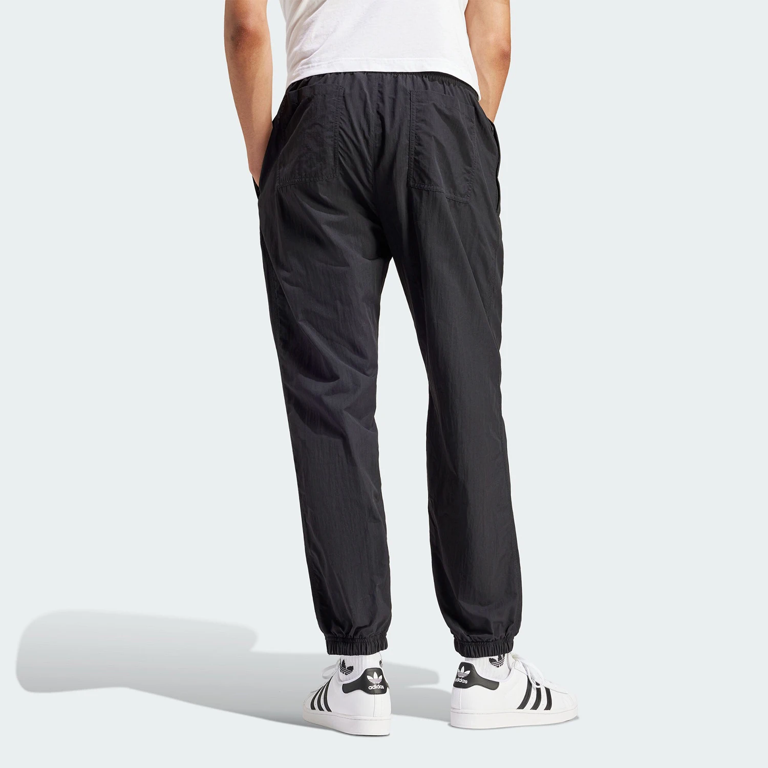 أديداس السراويل الرياضية المنسوجة الرسمية P ESS PANTS WV للرجال IS1796