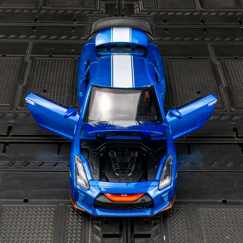1:32 Nissan GTR 35 colección de adornos de modelo de coche de aleación, puertas y capó de motor, el maletero se puede abrir para niños