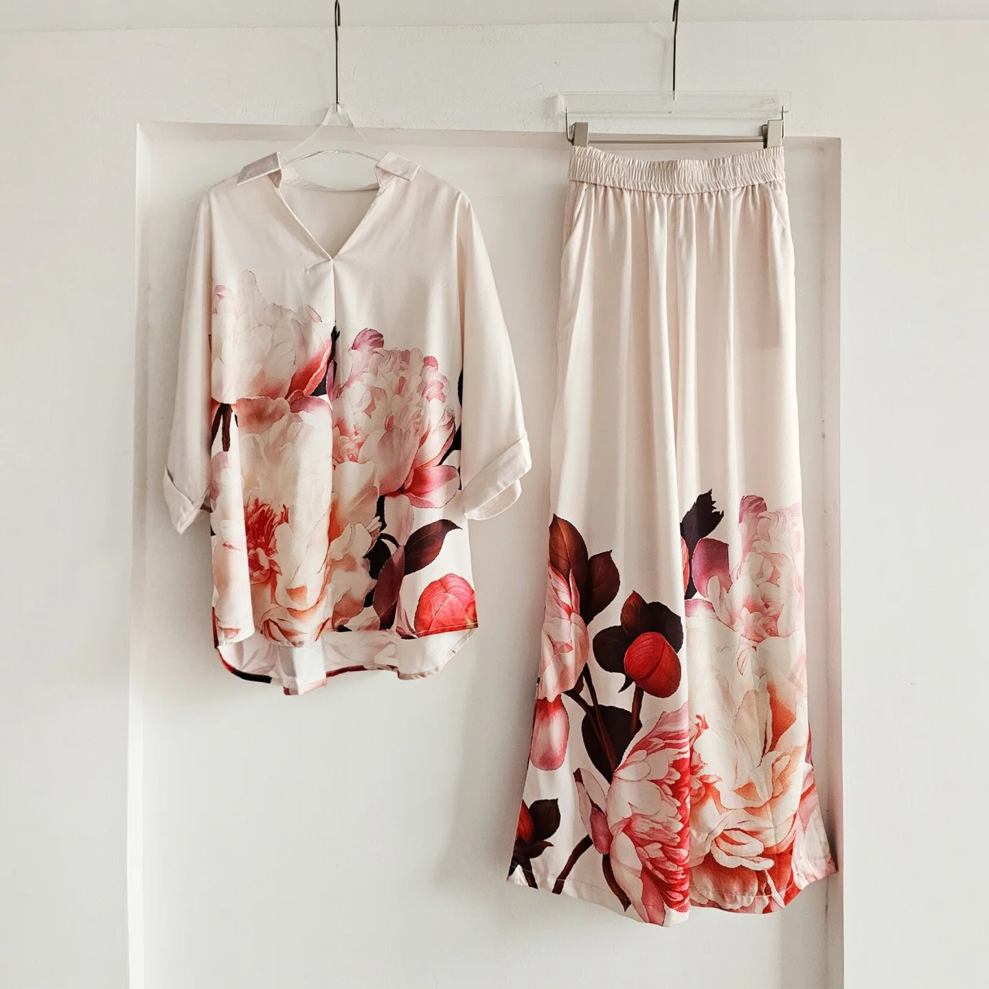 

Holiday Style Florals Printed Silk Satin Simulation Casual Three Quarter Sleeve Shirts Loose Pant Sets Two Piece Suit for Women